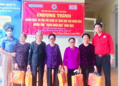 Đ/c Lê Ngọc Nghị - Chủ tịch Hội CTĐ huyện và Lãnh đạo Hội CTĐ xã tặng quà cho người dân xã Thanh Uyên.