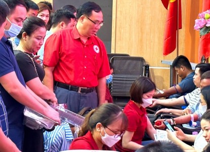 Đ/c Bùi Văn Huấn - Chủ tịch hội CTĐ tỉnh thăm hỏi, động viên các TNV tham gia ngày hội hiến máu