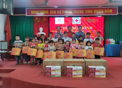 Hội CTĐ huyện Thanh Thuỷ trao quà cho học sinh nghèo xã Bảo Yên - Thanh Thuỷ