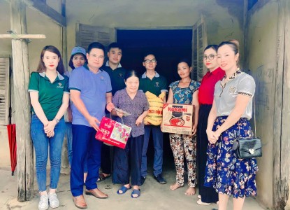 Hội CTĐ huyện Thanh Sơn cùng với các thành viên  của Trung tâm Anh ngữ Army đến thăm hỏi và trao quà cho gia đình Chị Hà Thị Xuân ở khu Tân Lập, Minh Đài