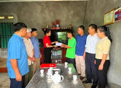 đồng chí Đỗ Thị Thanh Thuỷ - Phó chủ tịch Hội Chữ thập đỏ huyện trao quà hỗ trợ cho gia đình ông Ma Văn Hiệp