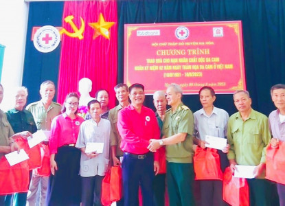 Hội CTĐ huyện Hạ Hoà tặng quà cho các nạn nhân chất độc da cam trên địa bàn huyện
