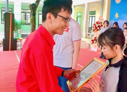 Chủ tịch Hội CTĐ thị xã Phú Thọ trao giải Nhất cuộc thi cho em Nguyễn Hoàng Linh Đan, học sinh lớp 5A1, trường tiểu học Hùng Vương
