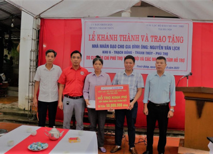 Lãnh đạo Hội Chữ thập đỏ huyện, xã Thạch Đồng và đại diện CLB Báo chí Phú Thọ tại Hà Nội trao kinh phí cho gia đình
