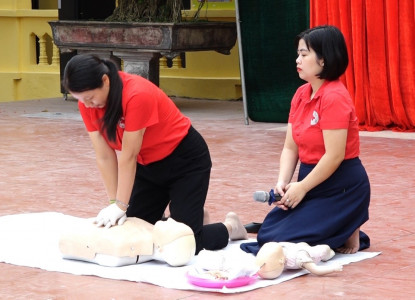 Tập huấn kỹ năng sơ cấp cứu tại trường THPT Lương Sơn.