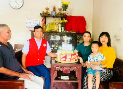 Sẻ chia với bé 5 tuổi mồ côi cha mẹ tại khu Lâm Nghĩa - thị trấn Lâm Thao