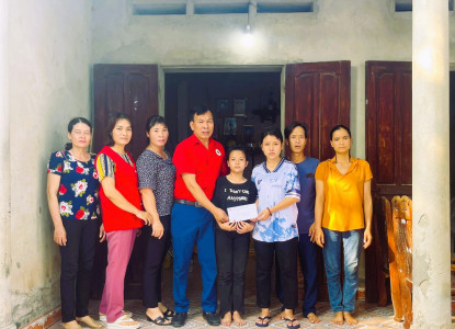 Trao tiền hỗ trợ cho trẻ mồ côi ở xã Xuân Lũng, huyện Lâm Thao