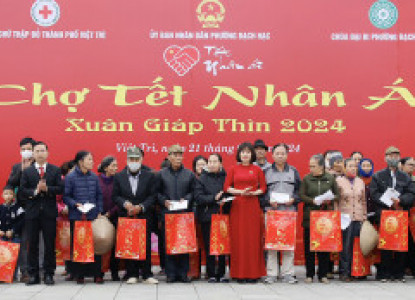 Việt Trì: Trao 200 suất quà tại Chợ “Tết Nhân ái” Xuân Giáp Thìn