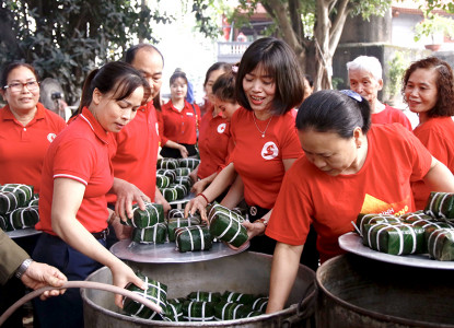 Việt Trì: Gói bánh chưng tặng người nghèo Xuân Giáp Thìn 2024