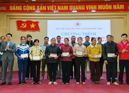 TRAO HỖ TRỢ CHO NGƯỜI DÂN BỊ ẢNH HƯỞNG DO BÃO SỐ 10 GÂY RA