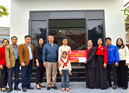 Trao kinh phí hỗ trợ các hộ gia đình có hoàn cảnh đặc biệt khó khăn