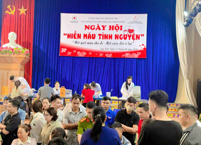 Giữa cơn mưa tầm tã… 465 đơn vị máu vẫn ấm lên bởi những trái tim hồng