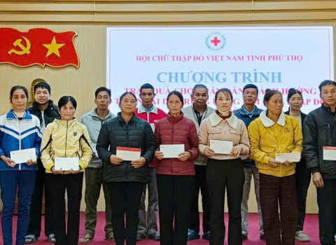 TRAO HỖ TRỢ CHO NGƯỜI DÂN BỊ ẢNH HƯỞNG DO BÃO SỐ 10 GÂY RA