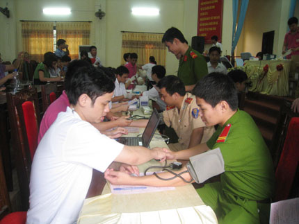 Các Chiến sỹ Công an huyện Lâm Thao kiểm tra sức khỏe trước khi hiến máu