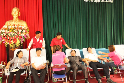 Đồng chí Lê Văn Lập - Tỉnh ủy viên, Bí thư Đảng ủy Khối các cơ quan tỉnh trực tiếp tham gia HMTN