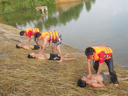 Các Học viên thực hành cứu hộ người bị đuối nước