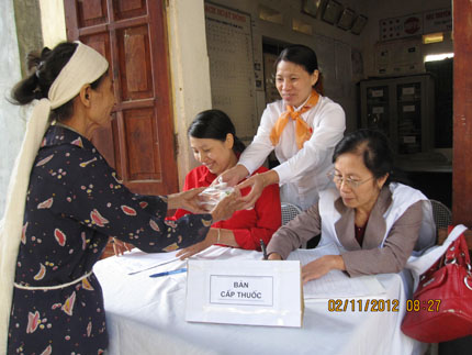 Hội CTĐ tỉnh đã tham gia chỉ đạo và trực tiếp cấp thuốc cho nhân dân
