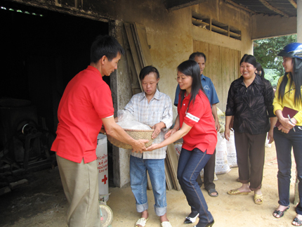 Cán bộ Hội, TNV tặng gạo cho người nghèo