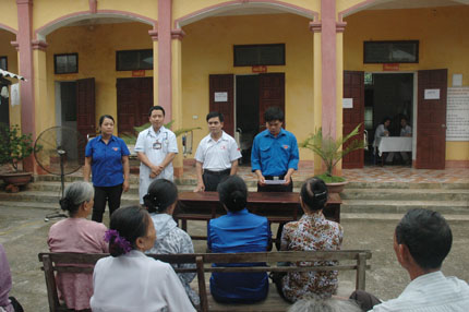 Hội CTĐ huyện Tam Nông và Đoàn TNCS Hồ Chí Minh huyện khám bệnh, cấp thuốc miễn phí cho nhân dân