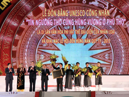 Đại diện tổ chức UNESCO trao Bằng công nhận cho tỉnh Phú Thọ