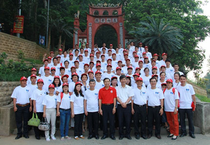 100 gương mặt hiến máu tiêu biểu chụp ảnh lưu niệm trước khi dâng hương tại Đền Hùng
