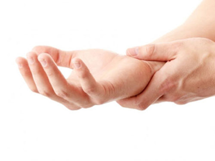 Run tay không rõ nguyên nhân có thể là một dấu hiệu sớm cảnh báo về bệnh Parkinson.