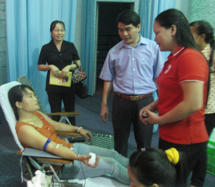 Lãnh đạo huyện Thanh Ba và Hội CTĐ tỉnh thăm hỏi người tham gia hiến máu.