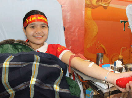 Người tình nguyện tham gia hiến máu.