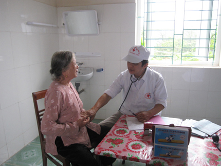 Khám và cấp thuốc miễn phí cho người già có hoàn cảnh khó khăn tại Thanh Ba.