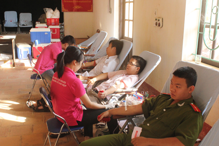 Đông đảo TNV tham gia hiến máu tình nguyện năm 2013.