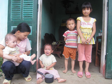 Nhà nghèo, đông con, gia đình thường xuyên thiếu ăn (chị Ngà bế bé Bắc trên tay)