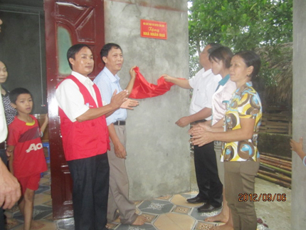 Hội CTĐ huyện Tân Sơn bàn giao nhà nhân đạo cho gia đình chị Trần Thị Phượng ở khu Lũng, xã Văn Luông, huyện Tân Sơn