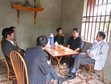 Lãnh đạo UBND huyện và Hội CTĐ huyện Đoan Hùng đến thăm, động viên và hỗ trợ gia đình cô giáo Mây