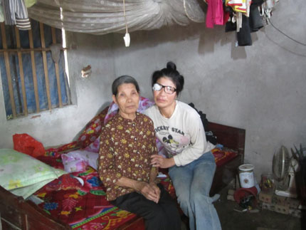 Chị Thoa và mẹ mơ ước có tiền phẫu thuật để giữ lại ánh sáng cho đôi mắt