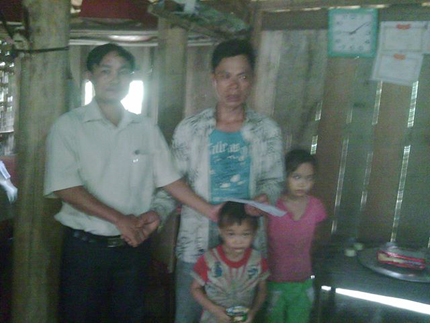 Hội CTĐ huyện Tân Sơn hỗ trợ gia đình có người bị lũ cuốn.