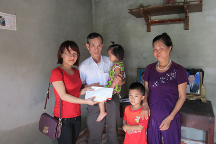 Đại diện Báo VietNamnet trao tiền ủng hộ của bạn đọc cho hai cháu Cường và Thịnh