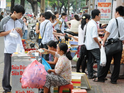 Thức ăn đường phố tiềm ẩn nhiều nguy cơ mất vệ sinh an toàn thực phẩm. (Ảnh minh họa. Nguồn: Báo Tuổi trẻ)