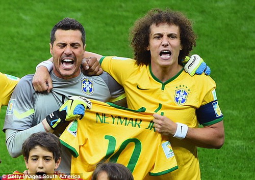 David Luiz đã mang theo chiếc áo của Neymar lúc làm lễ chào cờ trước trận đấu