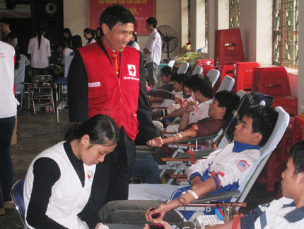 SV trường Dự bị DDH dân tộc TW (Việt Trì - Phú Thọ) Hiến máu tình nguyện hưởng ứng Lễ hội Xuân hồng 2012