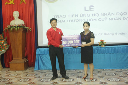 Trường CĐ Kinh tế - Kỹ thuật Phú Thọ ủng hộ quỹ Ngân hàng bò