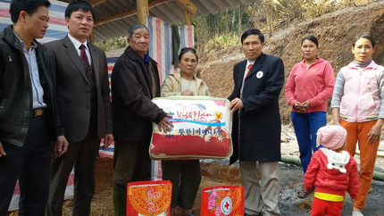 Hội CTĐ tỉnh và Công ty TNHH Thắng Lợi tặng quà hỗ trợ gia đình bà Hà Thị Chuyền.