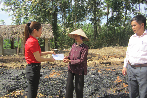 Đại diện Hội CTĐ huyện đến động viên và hỗ trợ gia đình bà Nguyễn Thị Hồng
