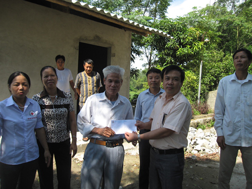 Hội CTĐ huyện Thanh Ba kịp thời hỗ trợ gia đình khó khăn