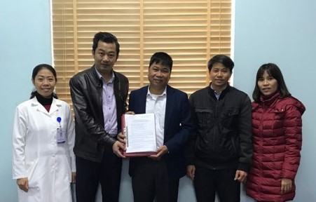 Đại diện Công ty Lựa chọn Xanh Việt Nam trao tiền ủng hộ cho Trung tâm y tế huyện Phù Ninh