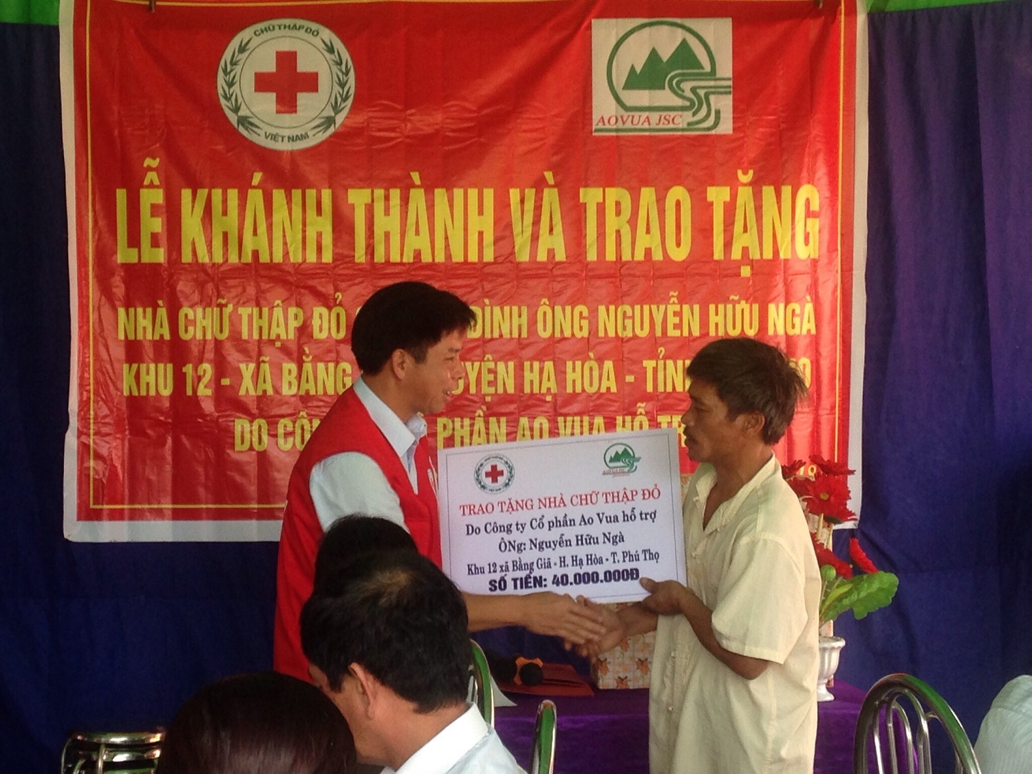Đại diện Hội Chữ thập đỏ tỉnh Phú Thọ lên trao tiền của nhà tài trợ cho hộ gia đình