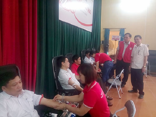 Đại diện lãnh đạo Hội CTĐ tỉnh và lãnh đạo huyện Cẩm Khê động viên tình nguyện viên tham gia hiến máu