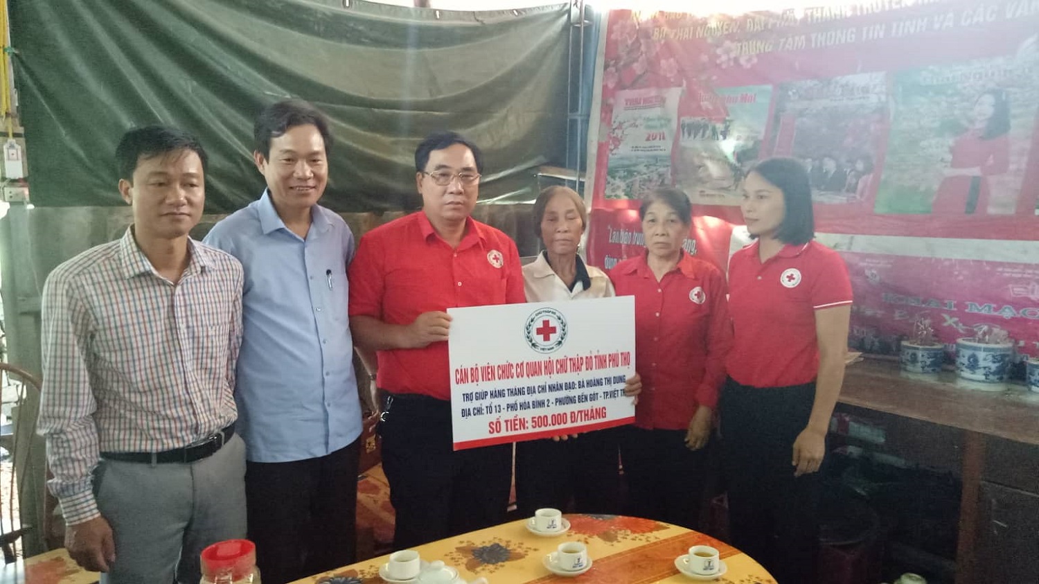 Hội Chữ thập đỏ tỉnh Phú Thọ trao tiền hỗ trợ cho bà Hoàng Thị Dung