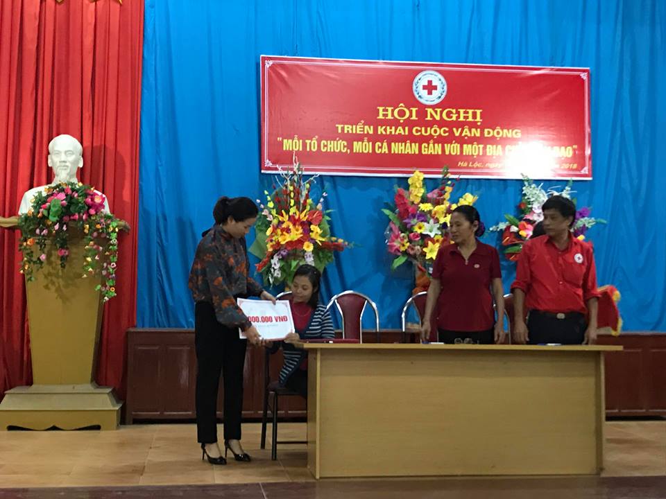 Công ty TNHH Linh Hoàng trao hỗ trợ cho chị Nguyễn Thị Thắm