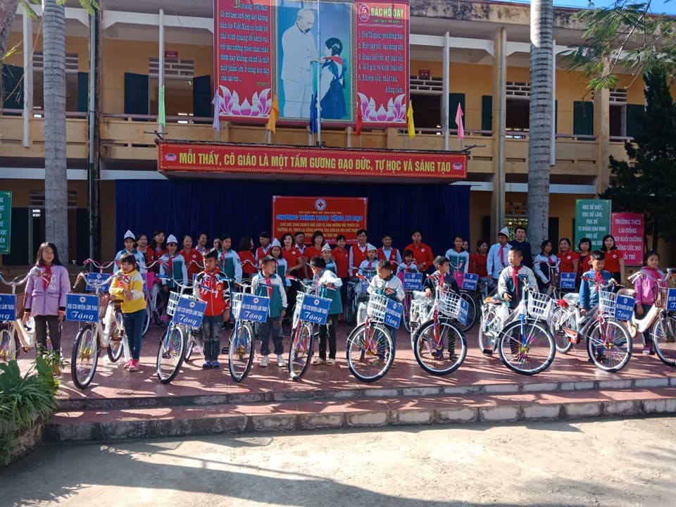 Trao tặng xe đạp cho học sinh nghèo Trường Tiểu học và THCS Lai Đồng
