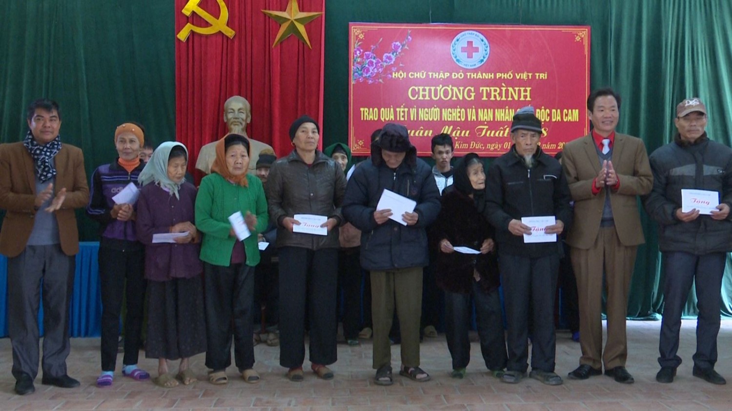 Hội Chữ thập đỏ thành phố Việt Trì trao quà Tết Mậu Tuất 2018 cho các hộ nghèo, gia đình chính sách xã Kim Đức